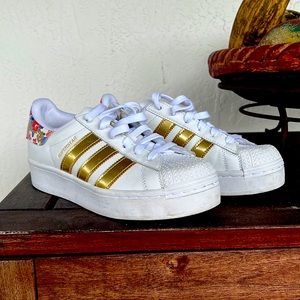 Like new womans Adidas. Size 5.5 but fits a 6.5 ( runs big)